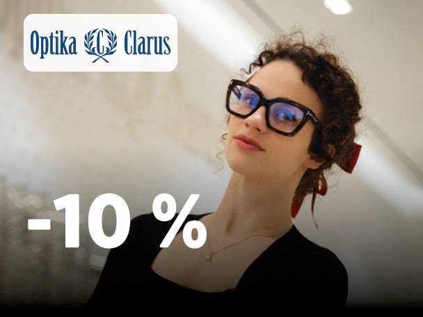 Ženska z očali in 10 % popustom na optiko.