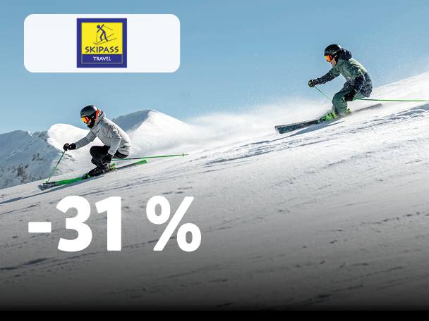 Dva smučarja na zasneženem pobočju z logotipom smučarske vozovnice in napisom -31 %.