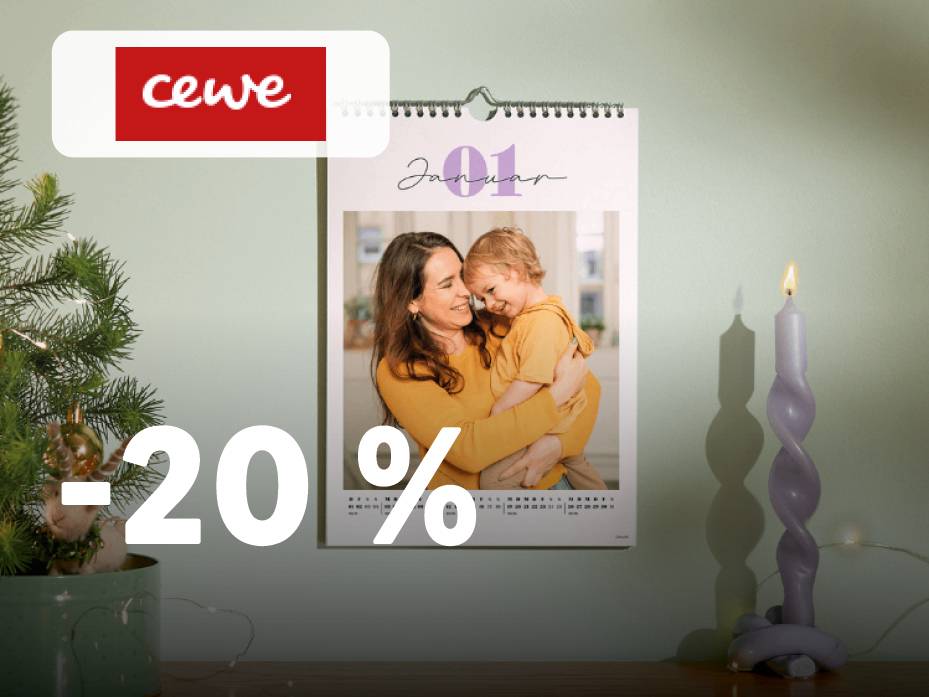 CEWE koledar s fotografijo matere in otroka, ob božičnem drevescu in sveči, s popustom -20 %.