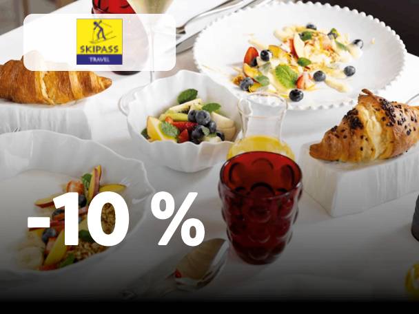 Miza z zajtrkom, rogljički, sadno solato in pijačo, z napisom »-10 %« in logotipom potovalne agencije.