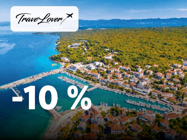 Panoramski posnetek obalnega mesta z marino in zelenim hribom, z napisom »TraveLover« in »-10 %«.