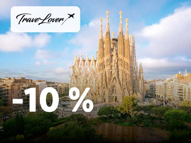 Popust 10 % na potovanja, z znamenito cerkvijo v ozadju.