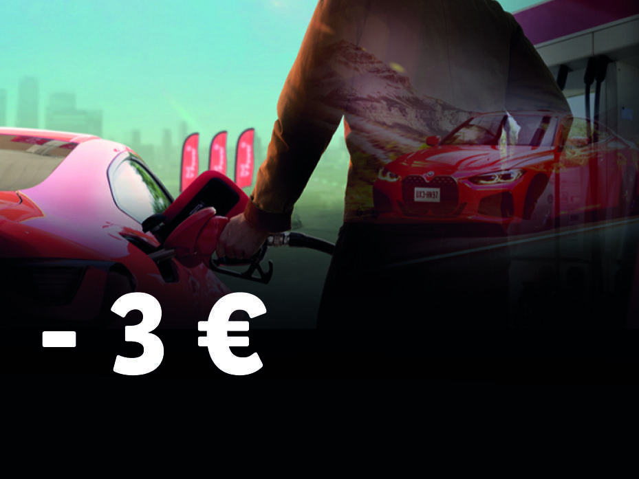Moški toči gorivo v rdeč avto, v ozadju je prekrita slika avtomobila in napis -3 €.