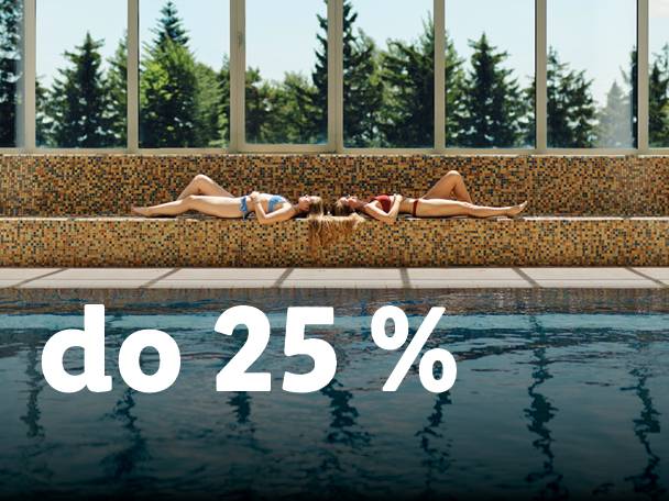 Dve ženski v kopalkah se sončita ob bazenu z napisom 'do 25 %'.