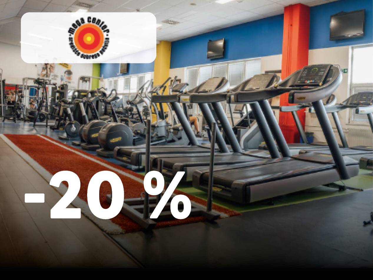 Telovadnica s tekalnimi stezami in drugo opremo za vadbo, z logotipom 'Mega Center Fitness' in napisom '-20%'.