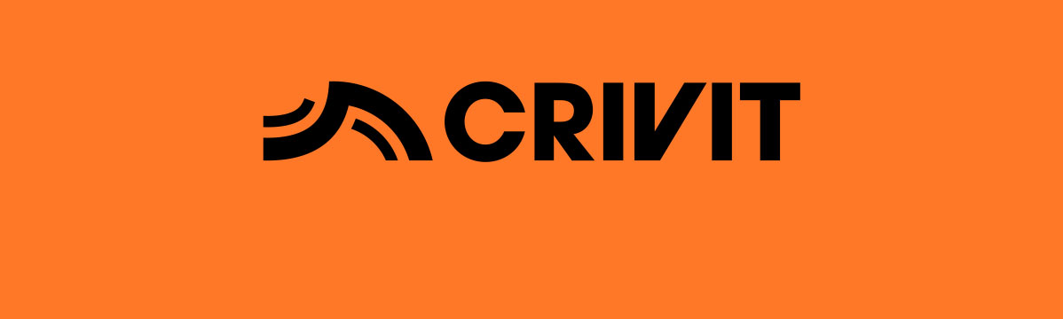 Logotip športne opreme v črni barvi na oranžnem ozadju.