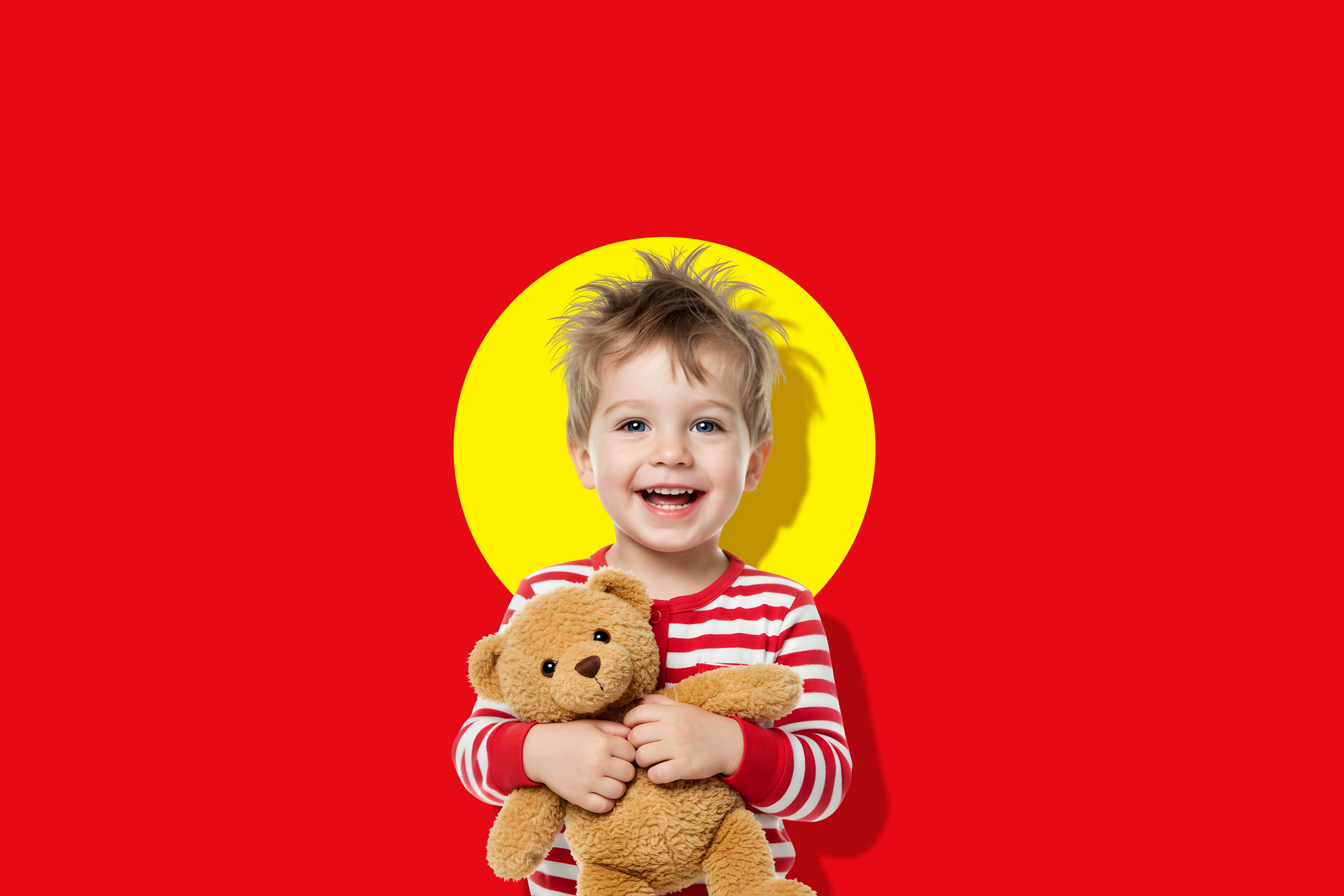 Vesel otrok v rdeče-beli pižami drži medvedka, na rdečem ozadju z rumenim krogom.