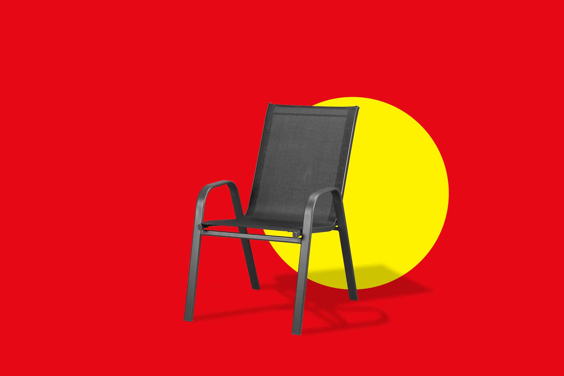 Črn vrtni stol na rdečem ozadju z rumenim krogom.