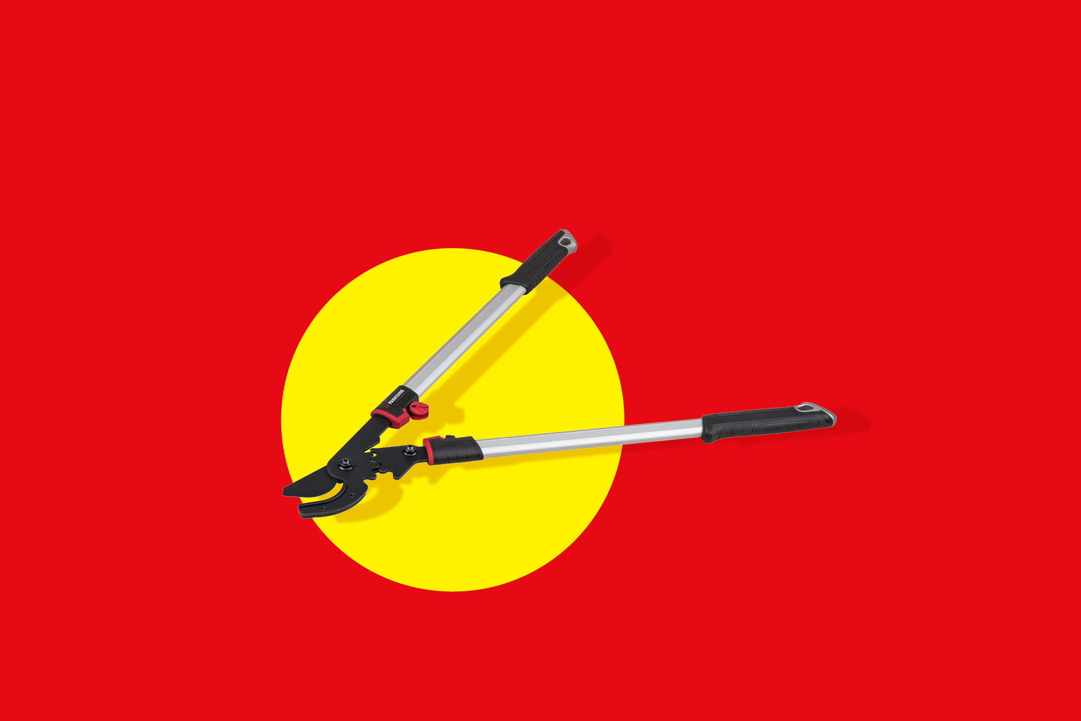 Škarje za obrezovanje na rdečem ozadju z rumenim krogom.