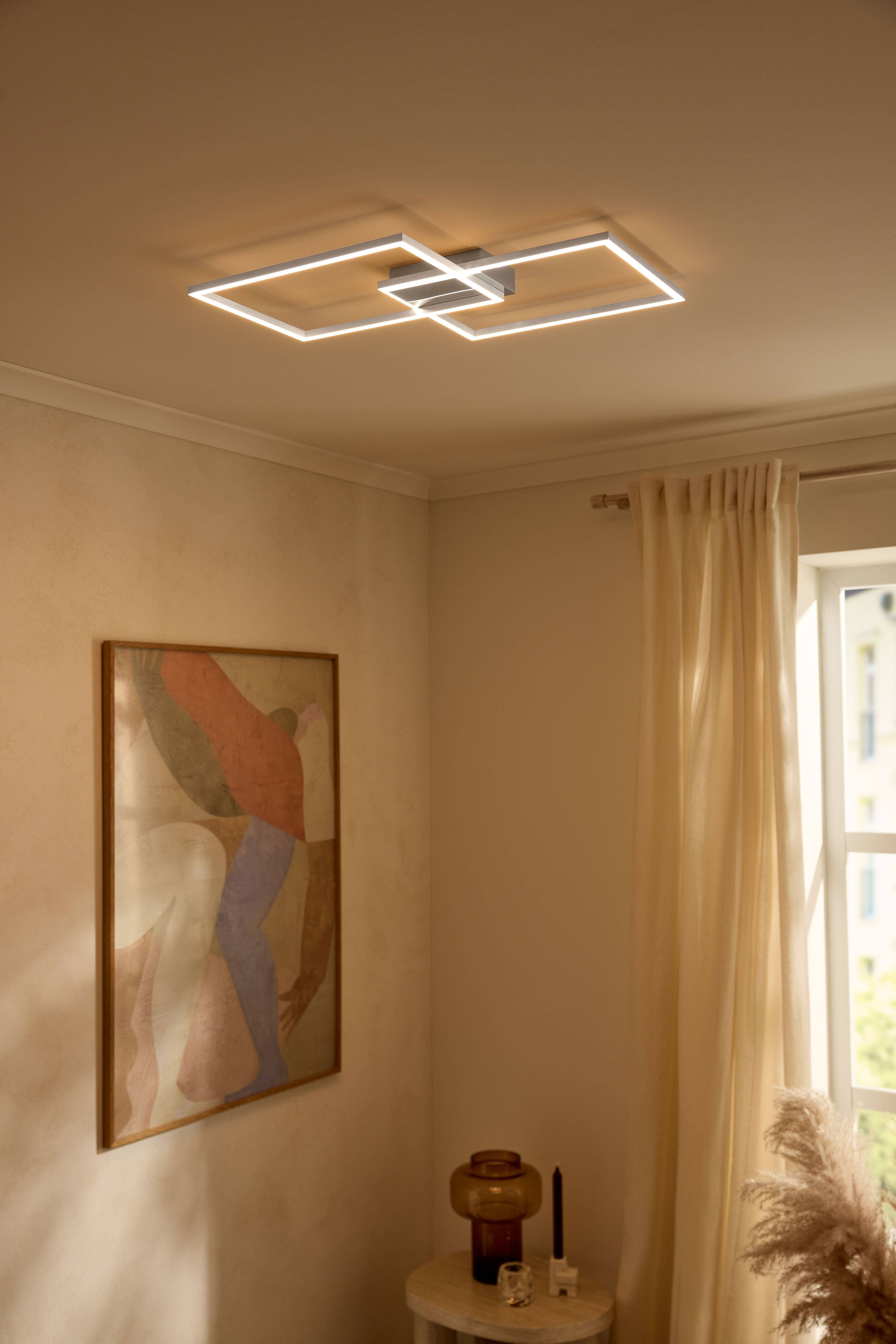 Sodobna LED stropna svetilka v obliki pravokotnikov, ki osvetljuje bež sobo.
