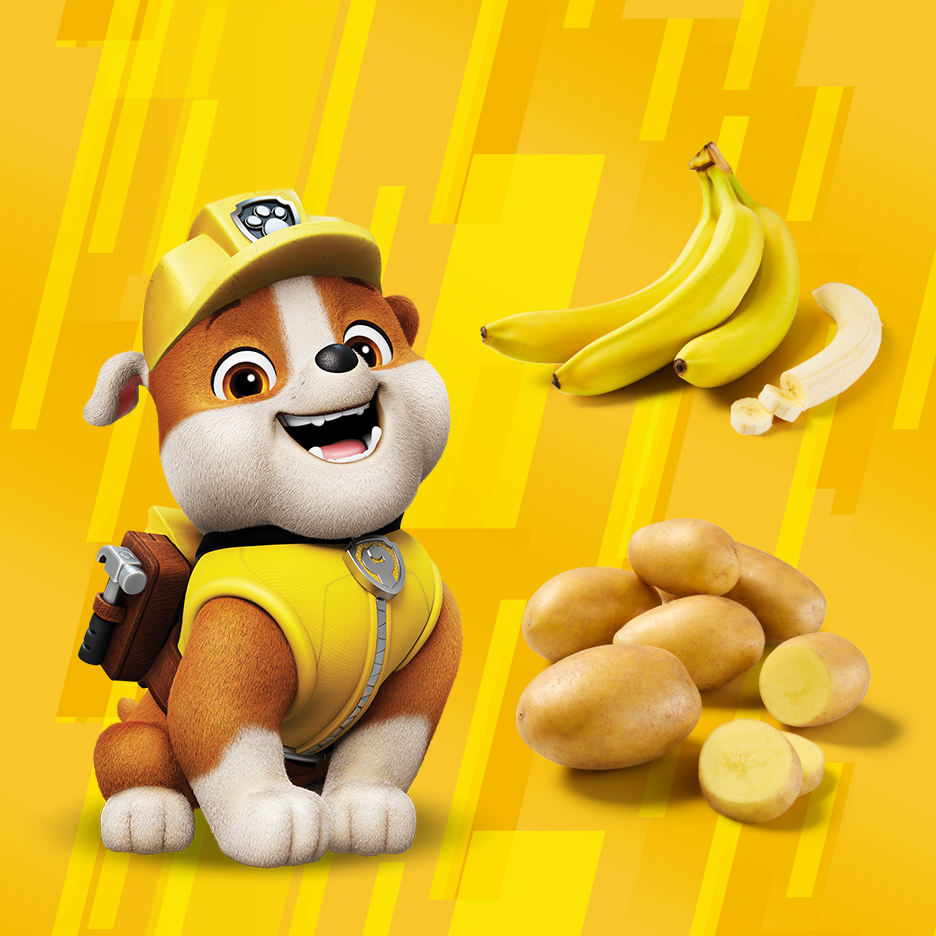 Risani kuža z bananami in krompirjem na rumenem ozadju.