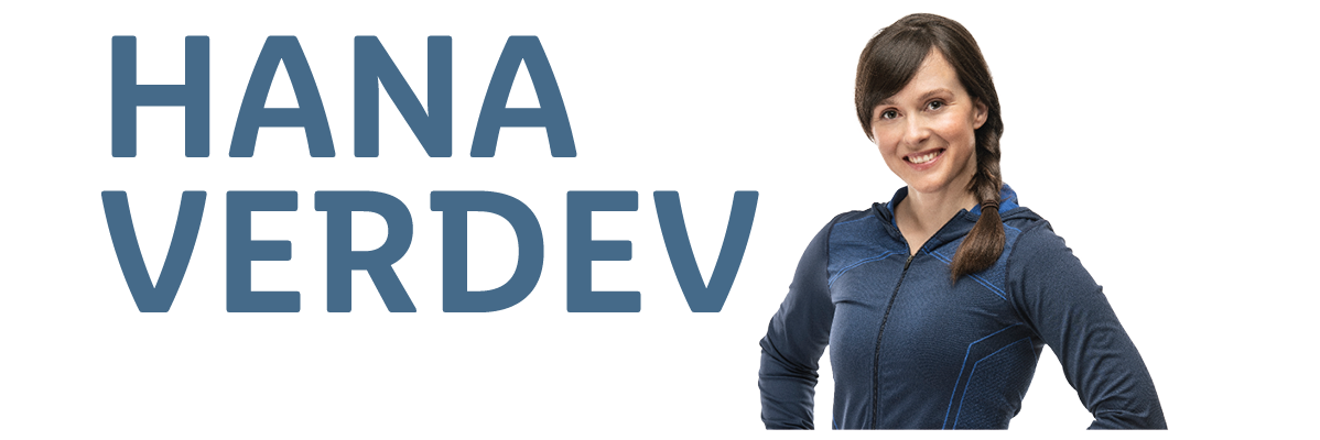 Hana Verdeva: fotografija nasmejane ženske v puloverju.