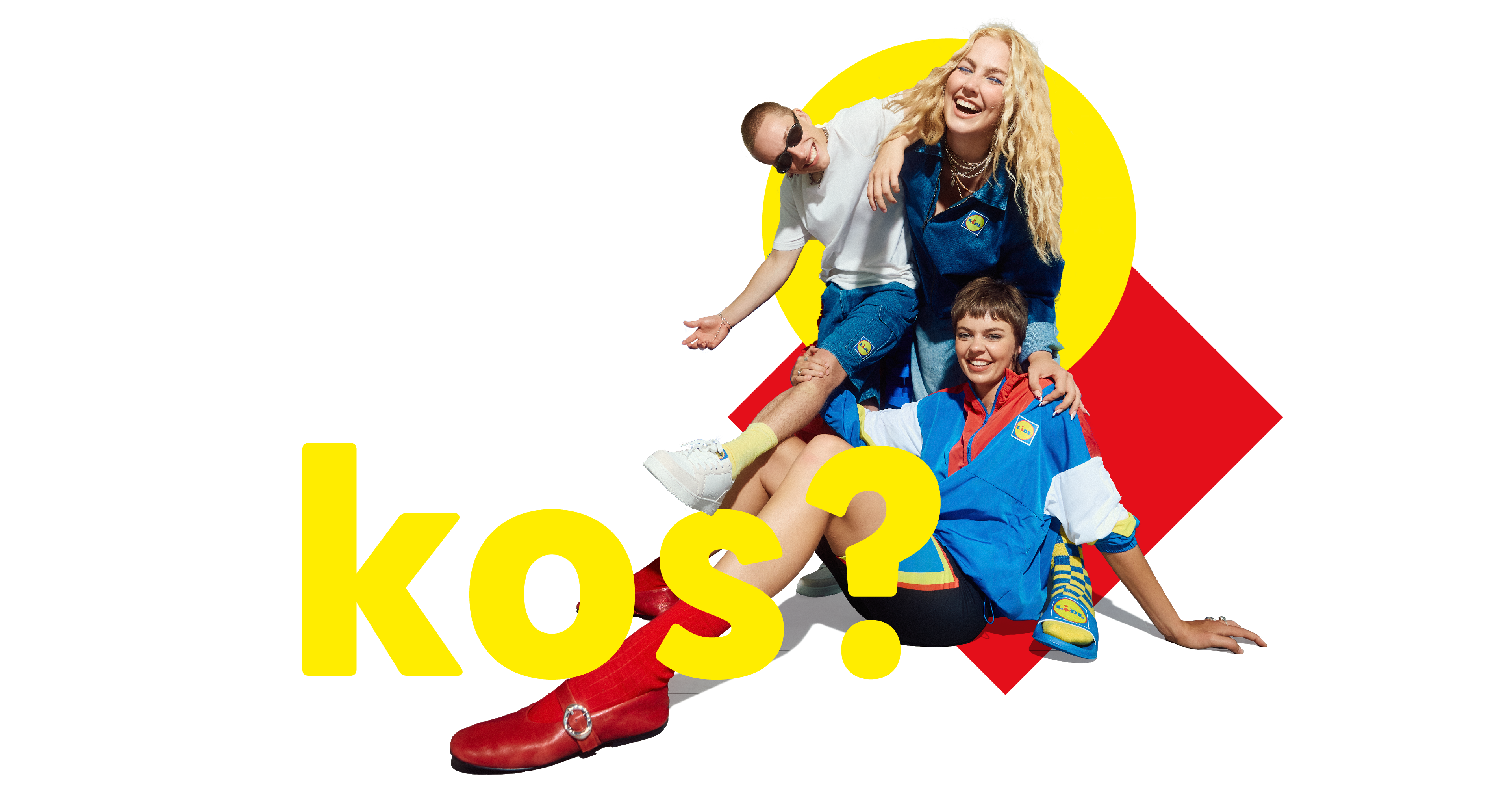 Trije mladi v oblačilih in obutvi Lidl, z napisom KOS? v ospredju.