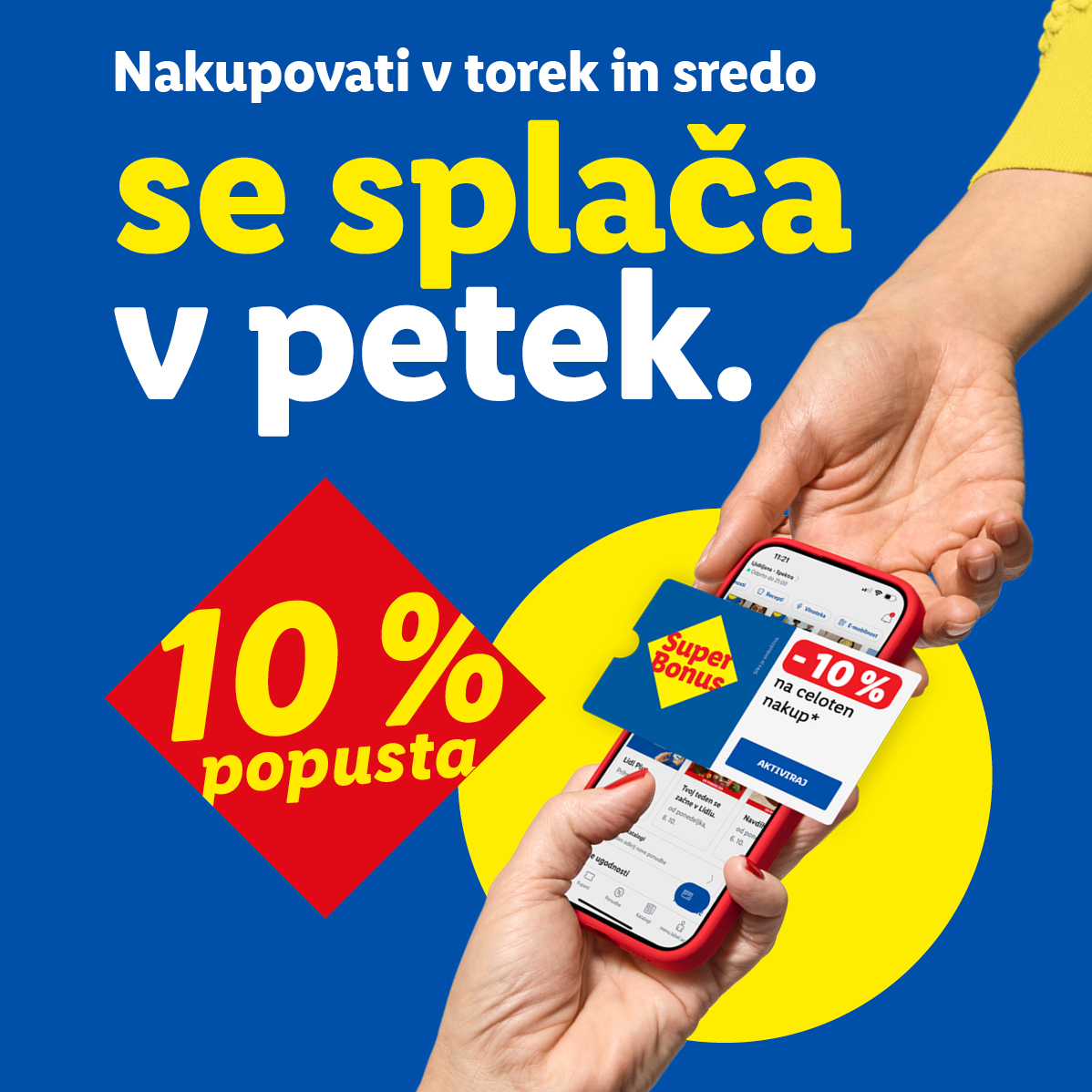 Oseba drži telefon z aplikacijo za popuste, ki ponuja 10 % popusta na celoten nakup, z napisom »Nakupovati v torek in sredo se splača v petek«.