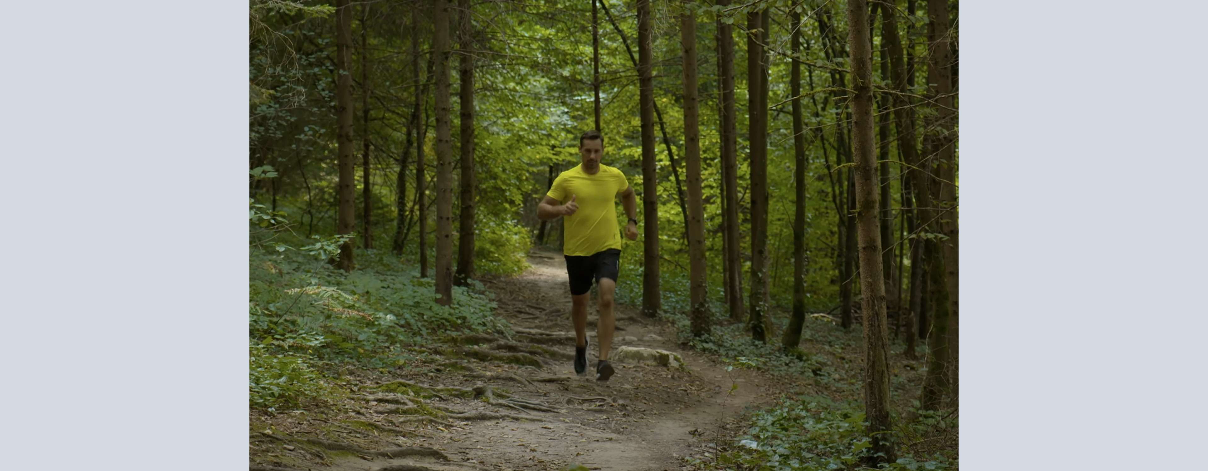 Trening za maraton v gozdu.