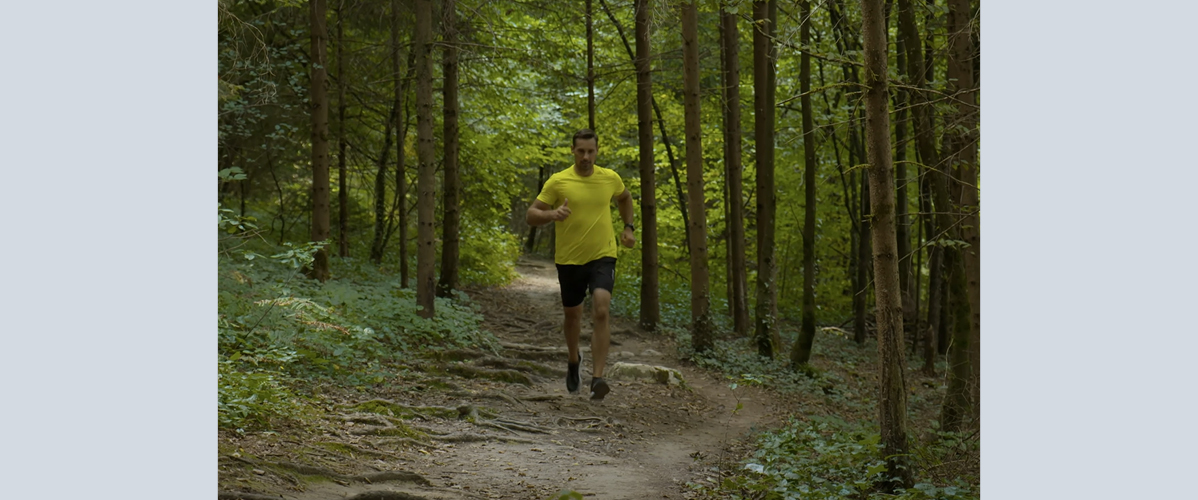 Trening za maraton v gozdu.