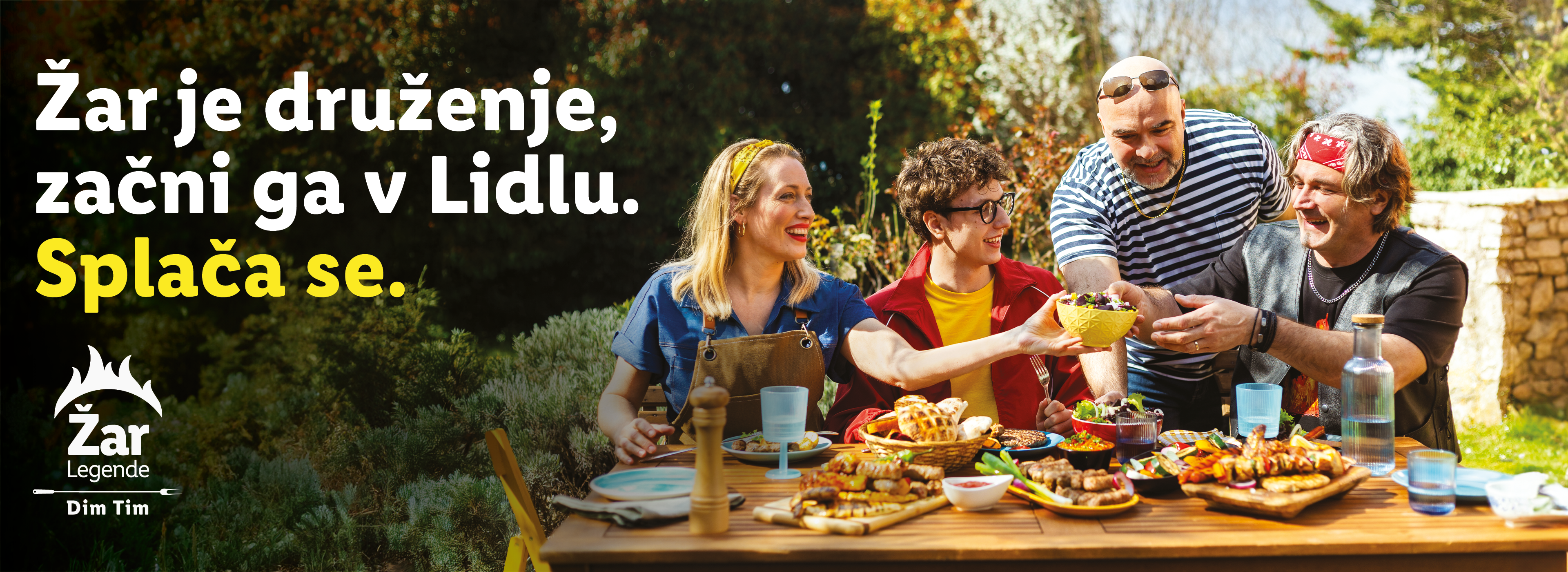 Prijatelji uživajo v pikniku z žarom, mesom, zelenjavo in solato, z napisom 'Žar je druženje, začni ga v Lidlu. Splaca se.'