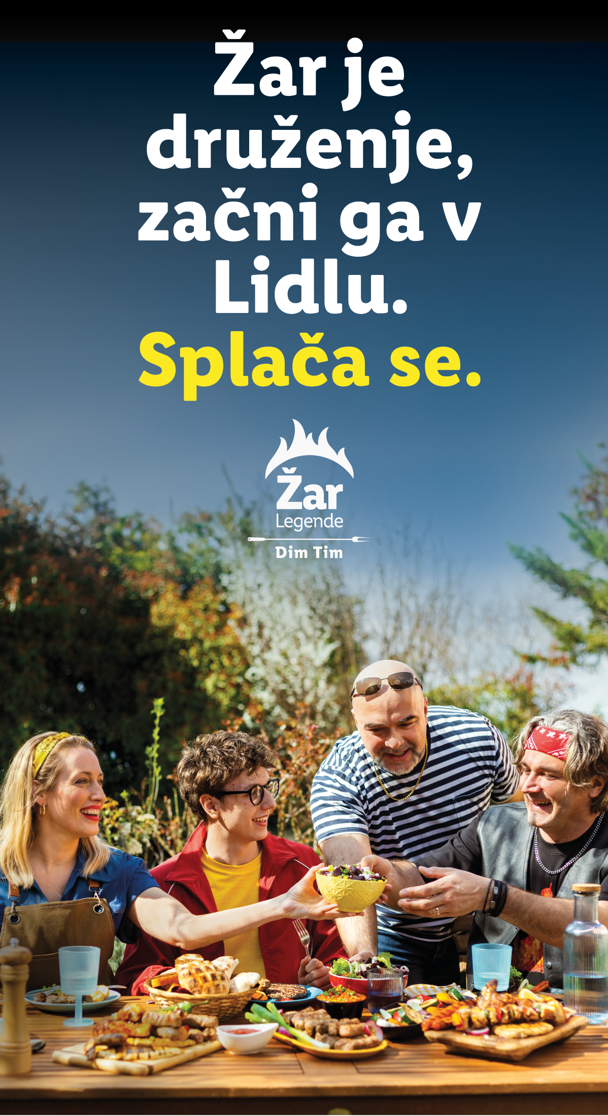 Prijatelji uživajo v pikniku z žarom, mesom, zelenjavo in solato, z napisom 'Žar je druženje, začni ga v Lidlu. Splaca se.'