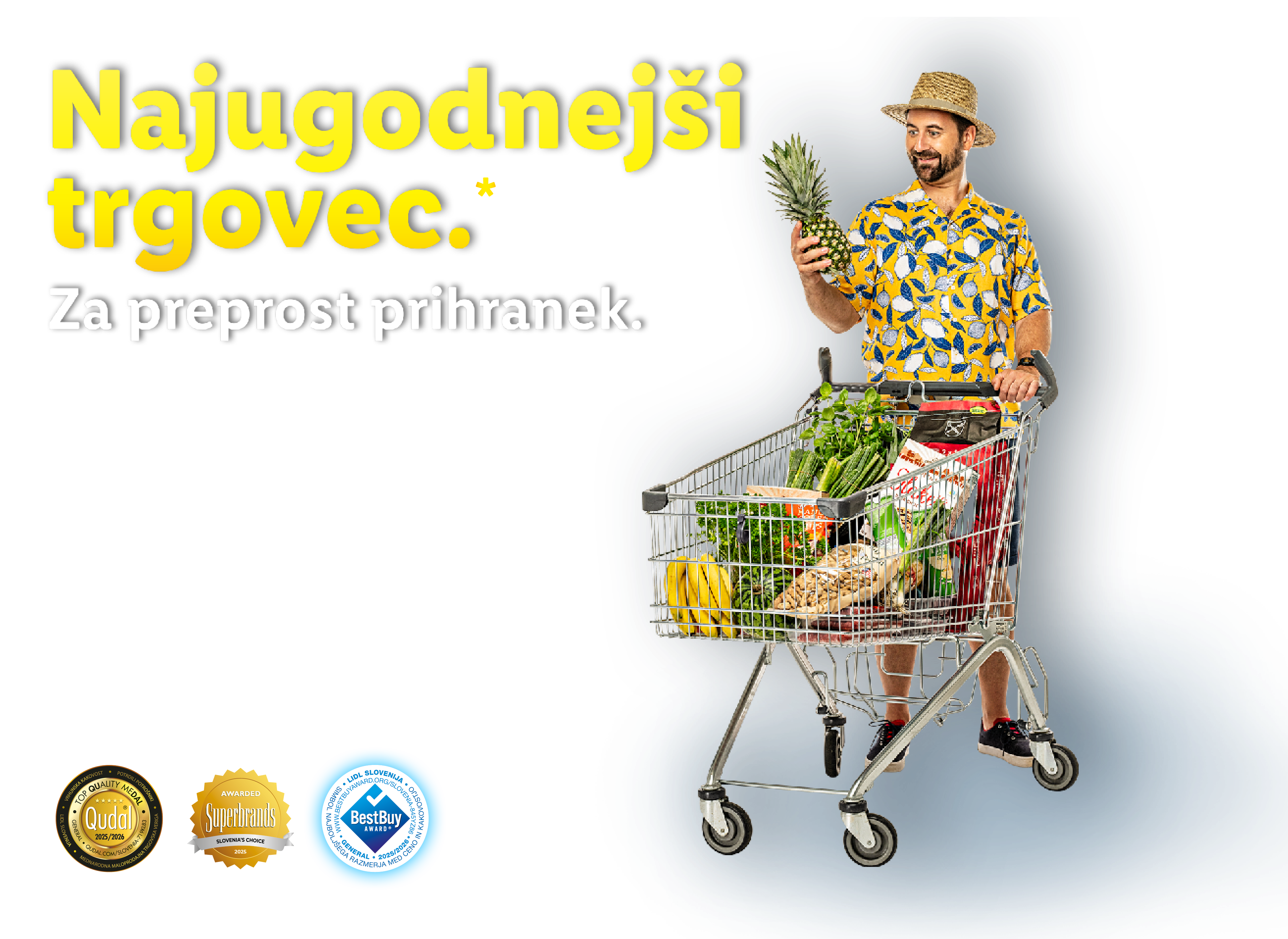 Moški z nakupovalnim vozičkom polnim živil, nagrajen z nagradami Qudal, Superbrands in Best Buy.