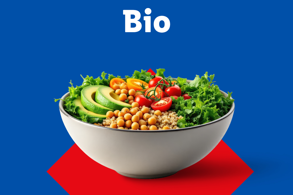 Bio skleda: kvinoja, čičerika, avokado in paradižniki.