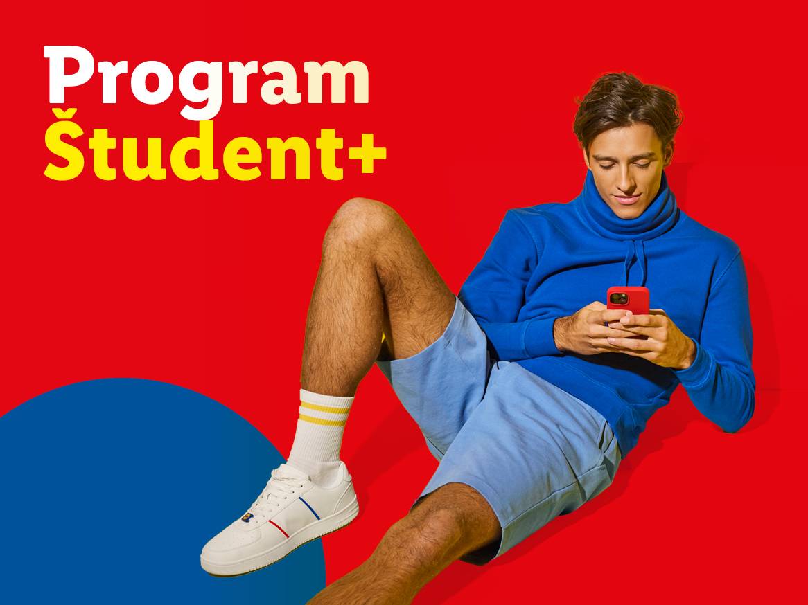 Moški v modrih oblačilih in belih supergah uporablja telefon, ob njem pa je napis 'Program Študent+'.