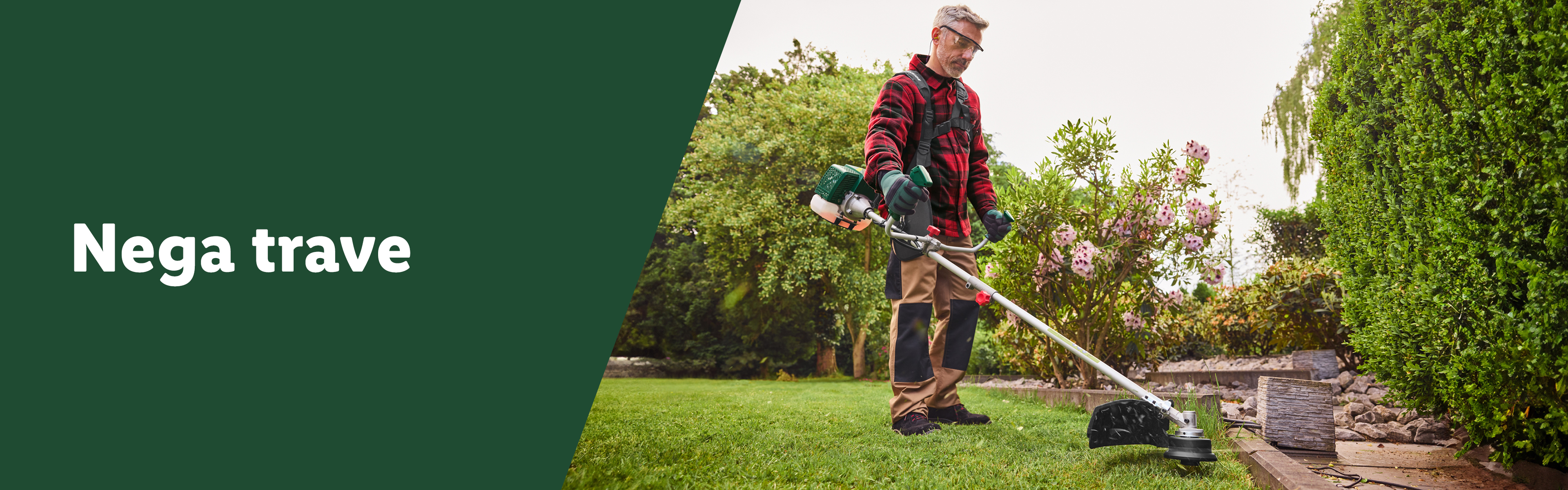 Moški z motorno koso obrezuje travo v vrtu. Na sliki je napis 'Nega trave'.