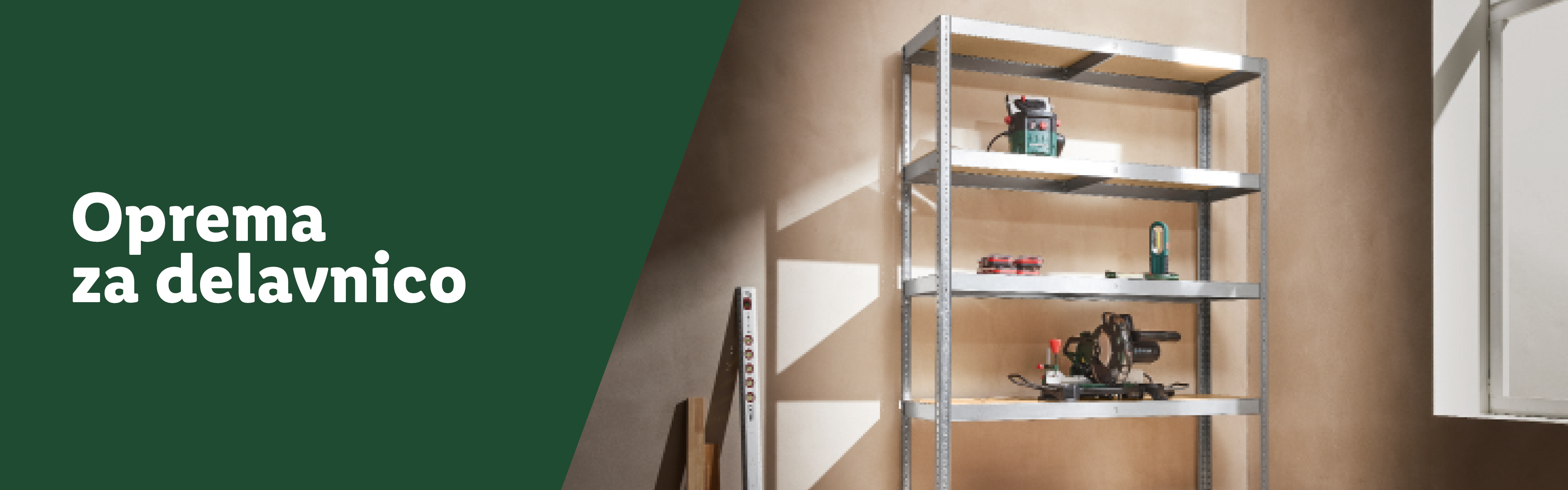 Oprema za delavnico: regal s stroji in orodjem.