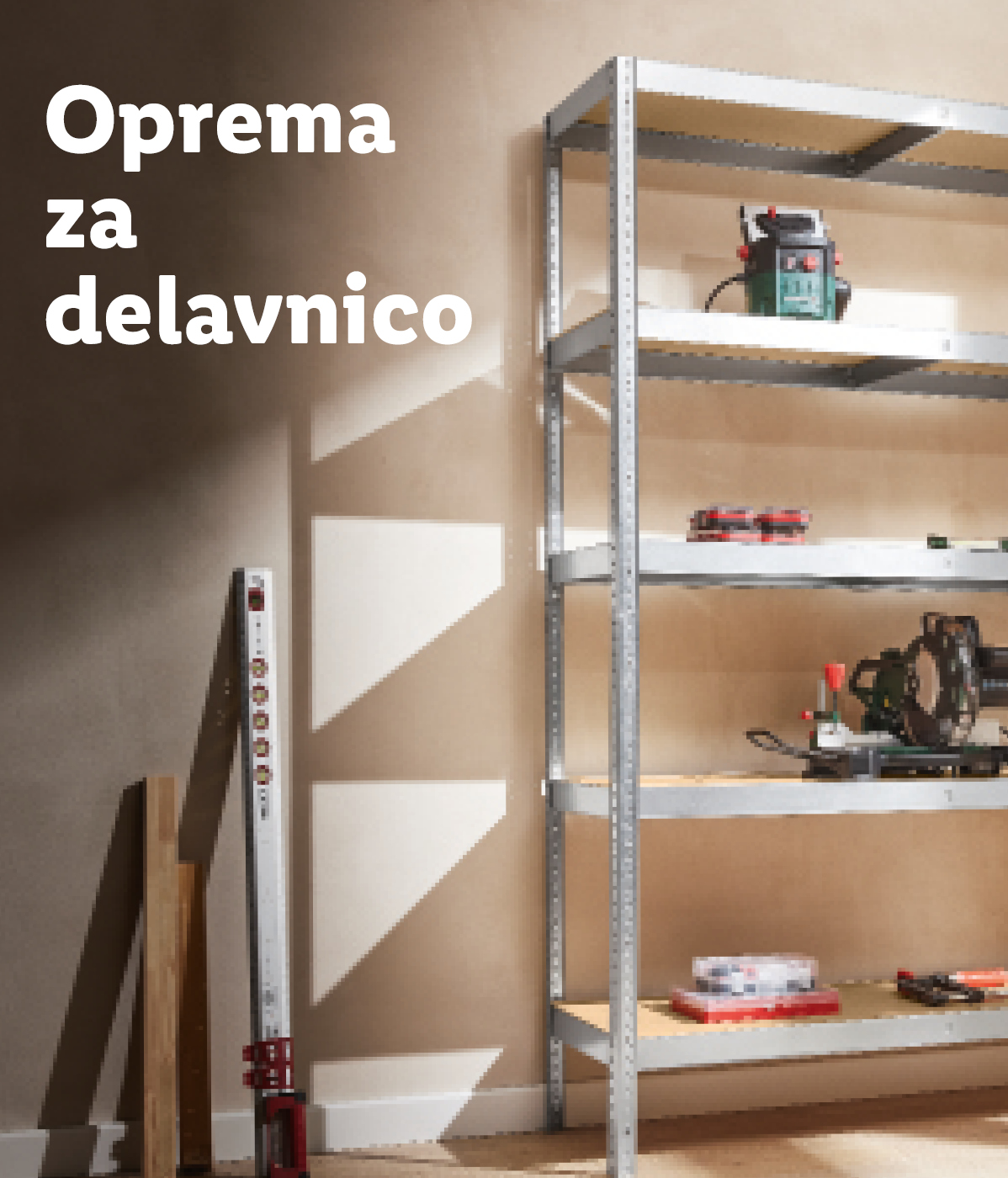 Oprema za delavnico: regal s stroji in orodjem.