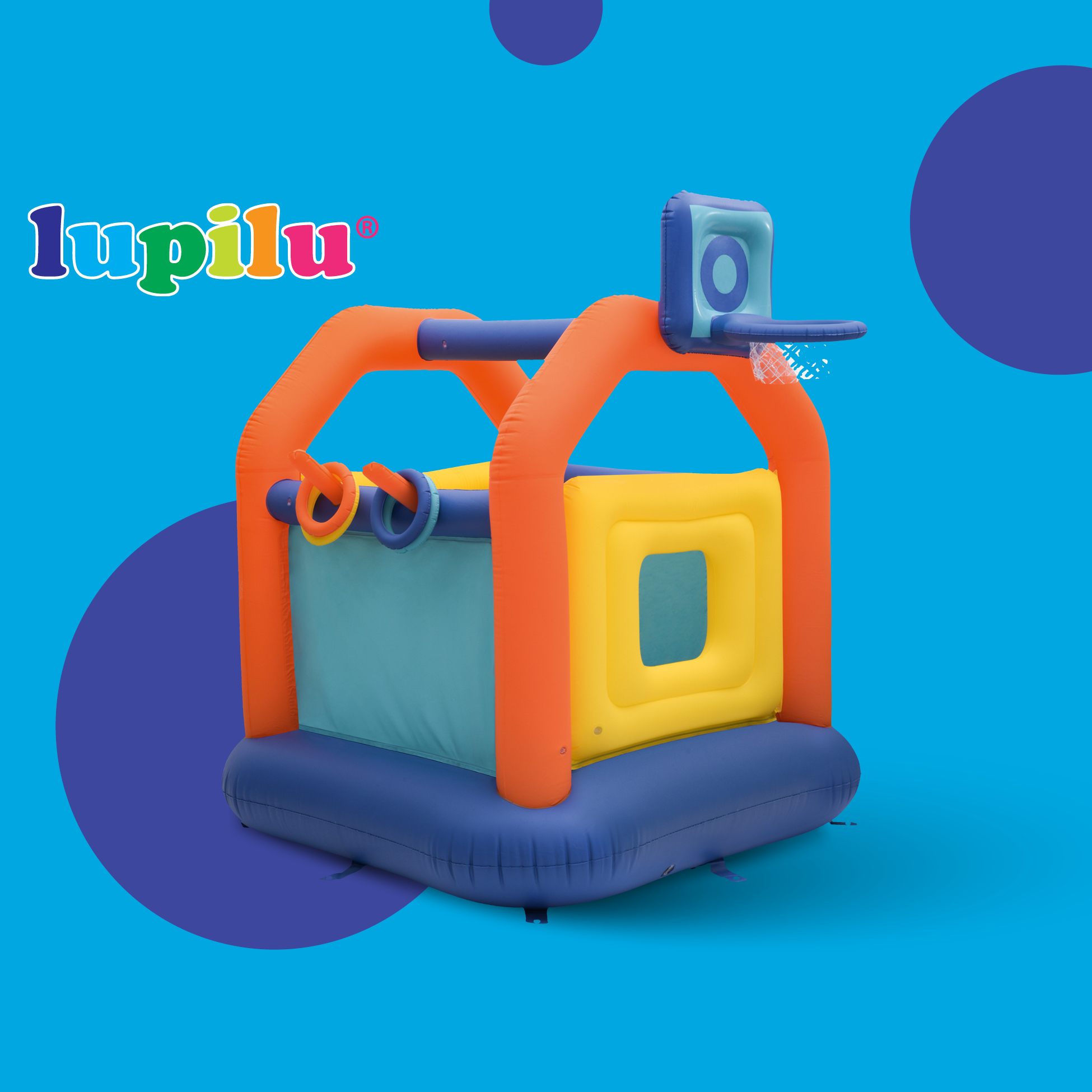 Napihljiv igralni center z obroči in košarkarskim obročem na modrem ozadju.