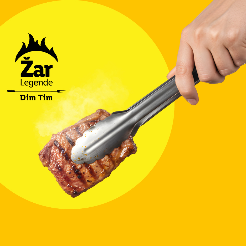 Roka drži zrezek z žar kleščami, z logotipom 'Žar Legende Dim Tim' na rumenem ozadju.