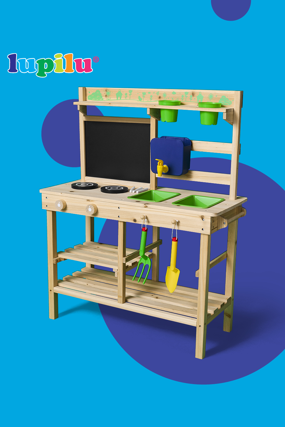 Lesena otroška kuhinja za blato z umivalnikom, tablo in orodjem za vrtnarjenje.