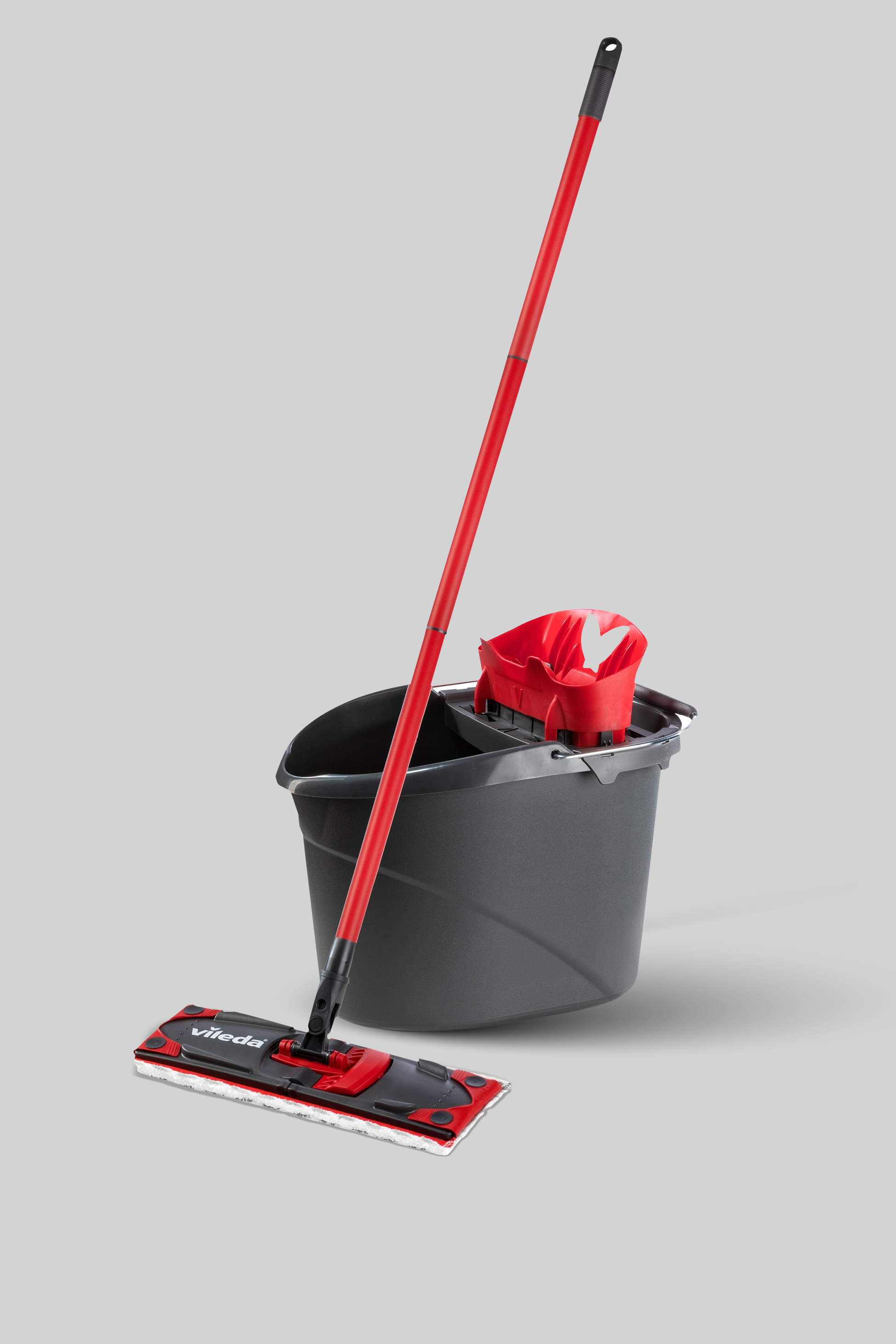 Rdeč mop s črno glavo in vedro s cedilom.