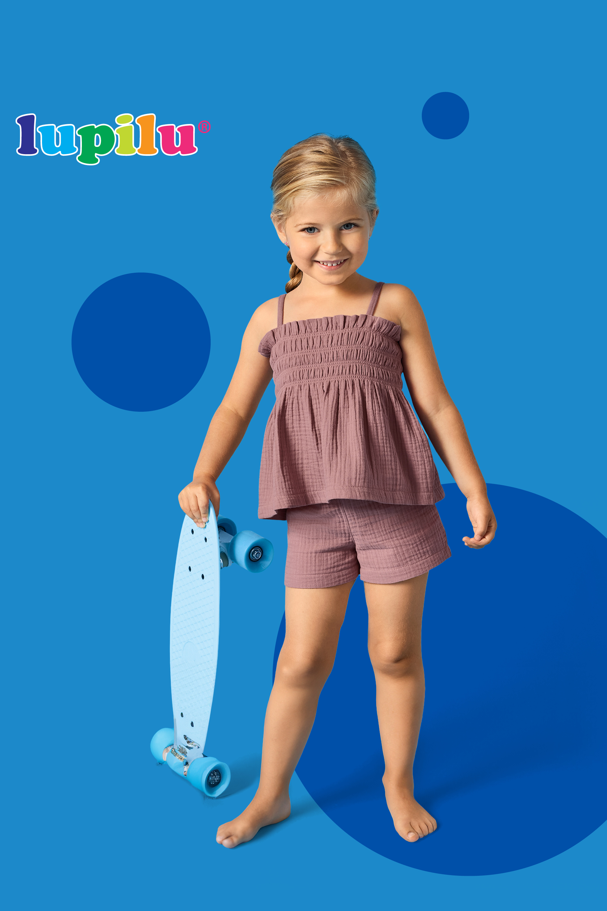 Deklica v rožnati obleki drži modro rolko, na modrem ozadju z logotipom Lupilu.