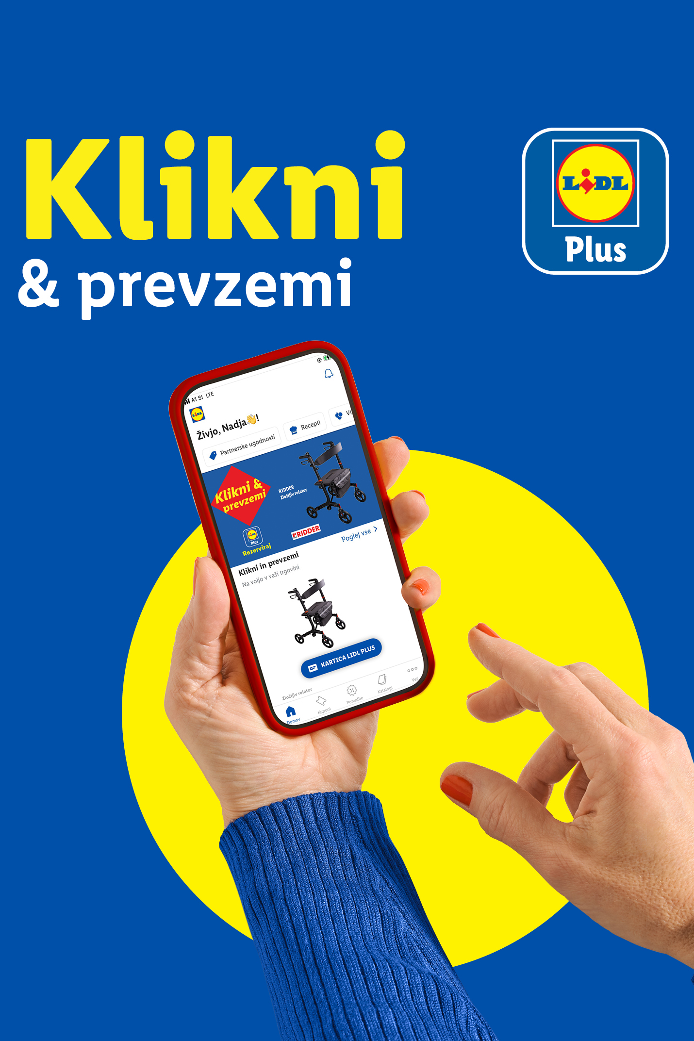 Oseba drži telefon z aplikacijo Lidl Plus, ki prikazuje zložljiv rolator in možnost 'Klikni & prevzemi'.