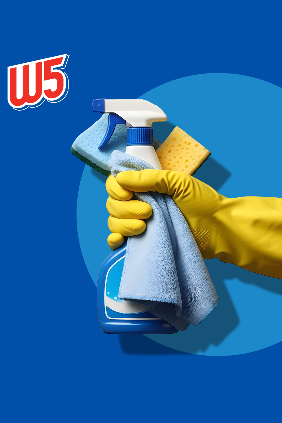 Roka v rumeni rokavici drži modro čistilo v spreju, krpo in gobice na modrem ozadju.