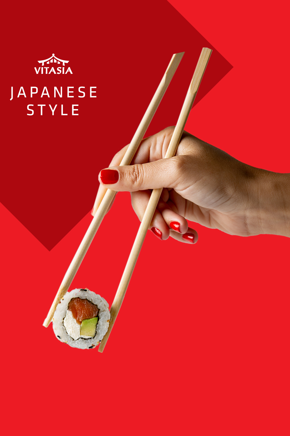 Roka drži suši z lososom, avokadom in kremnim sirom s palčkami, na rdečem ozadju z napisom »JAPANESE STYLE«.