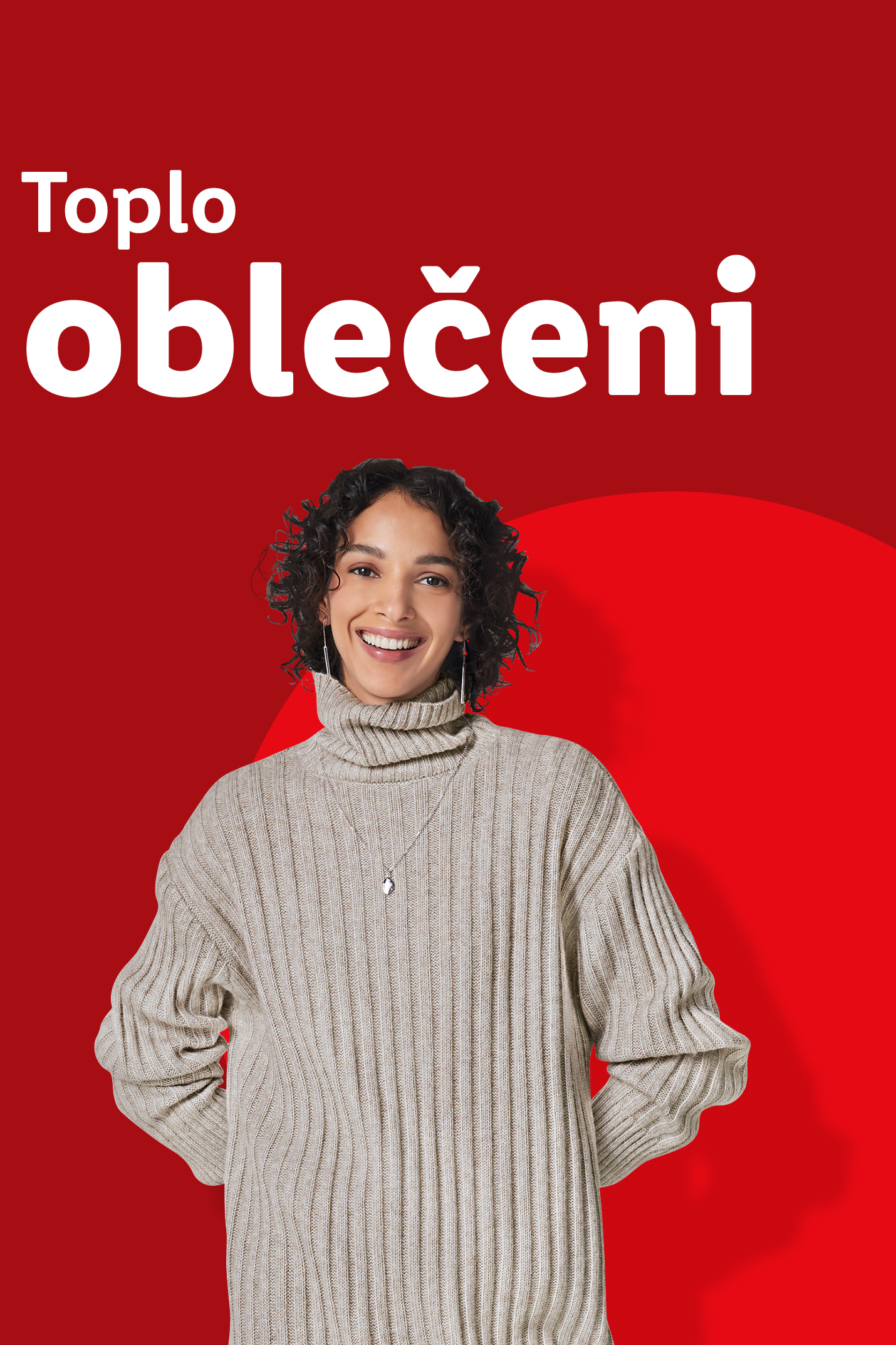 Ženska v bež puloverju z napisom 'Toplo oblečeni' na rdečem ozadju.