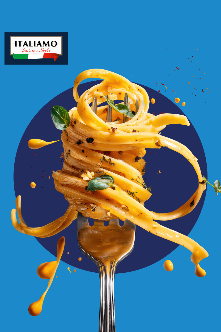 Vilica z navitimi testeninami, omako in zelišči na modrem ozadju z napisom »Italian Style«.