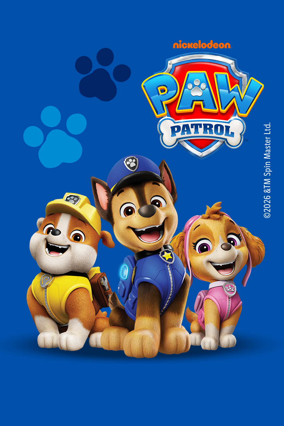 Trije kužki iz risanke, vključno s policistom in gradbenikom, na modrem ozadju z logotipom.