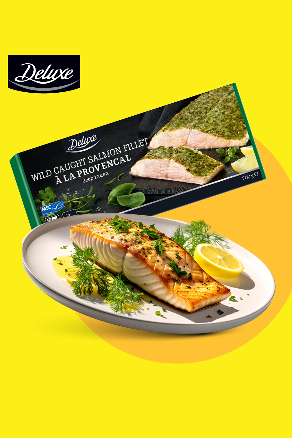 Paket zamrznjenega lososovega fileja z zelišči in pripravljen lososov file na krožniku z limono in koprom.