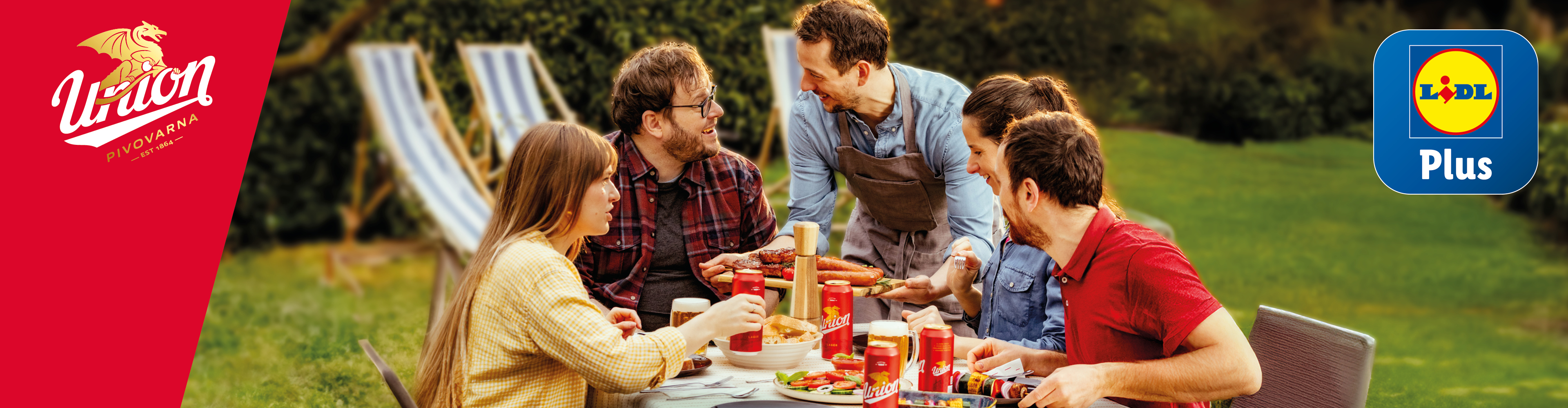 Skupina prijateljev uživa na pikniku z žarom in pijačo na prostem.