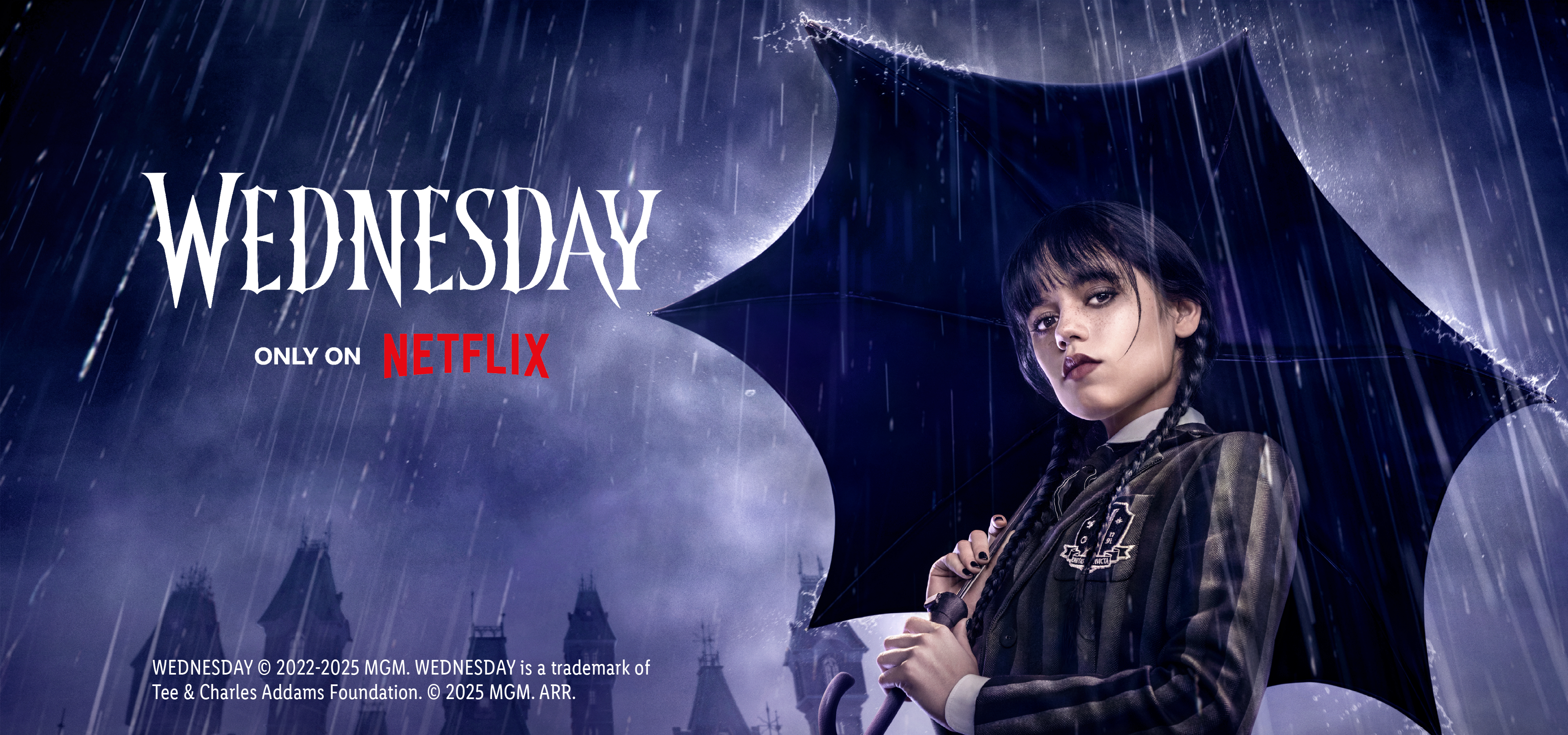 Wednesday Addams stoji v dežju z dežnikom, z logotipom serije in Netflixa.