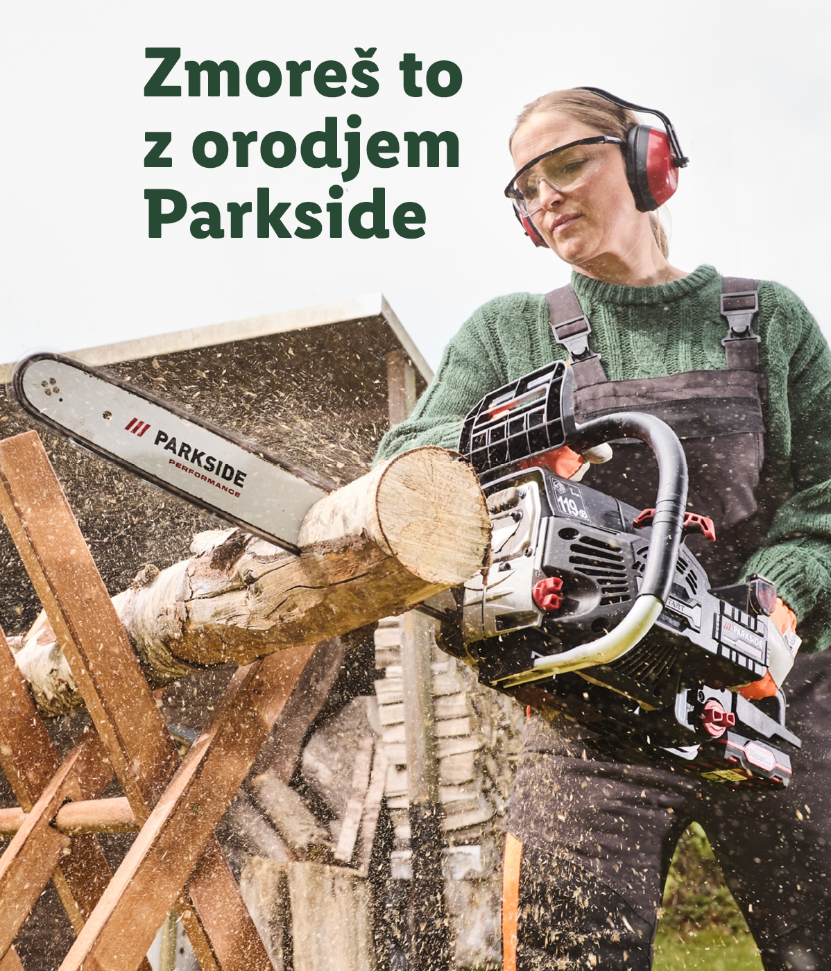 Ženska uporablja Parkside motorno žago za rezanje lesa.