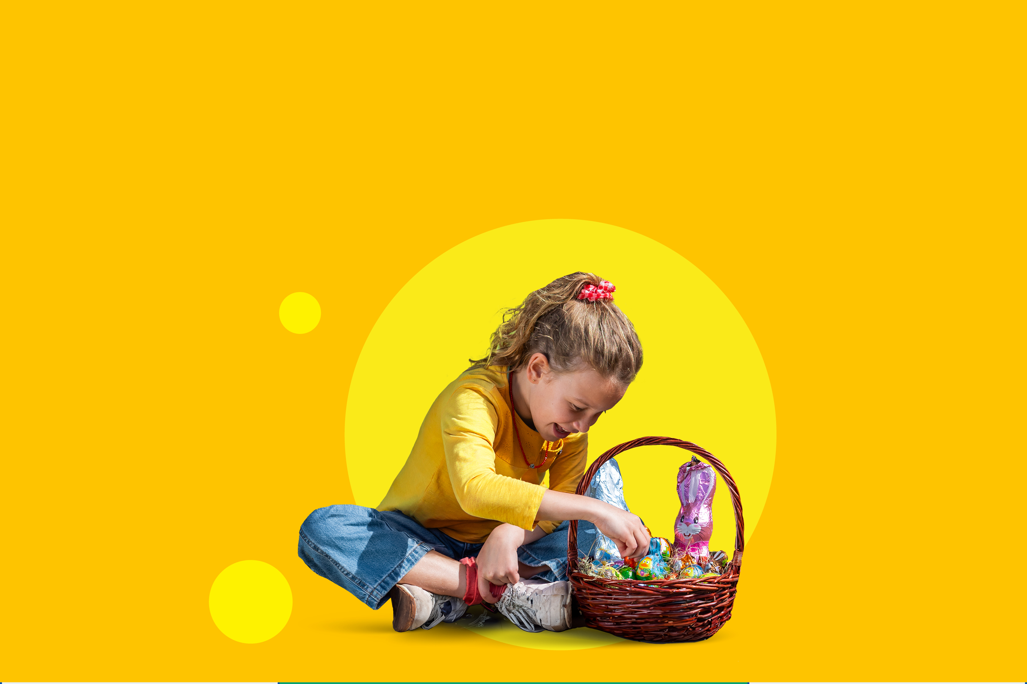 Deklica z velikonočno košaro, polno čokoladnih zajčkov in jajc.