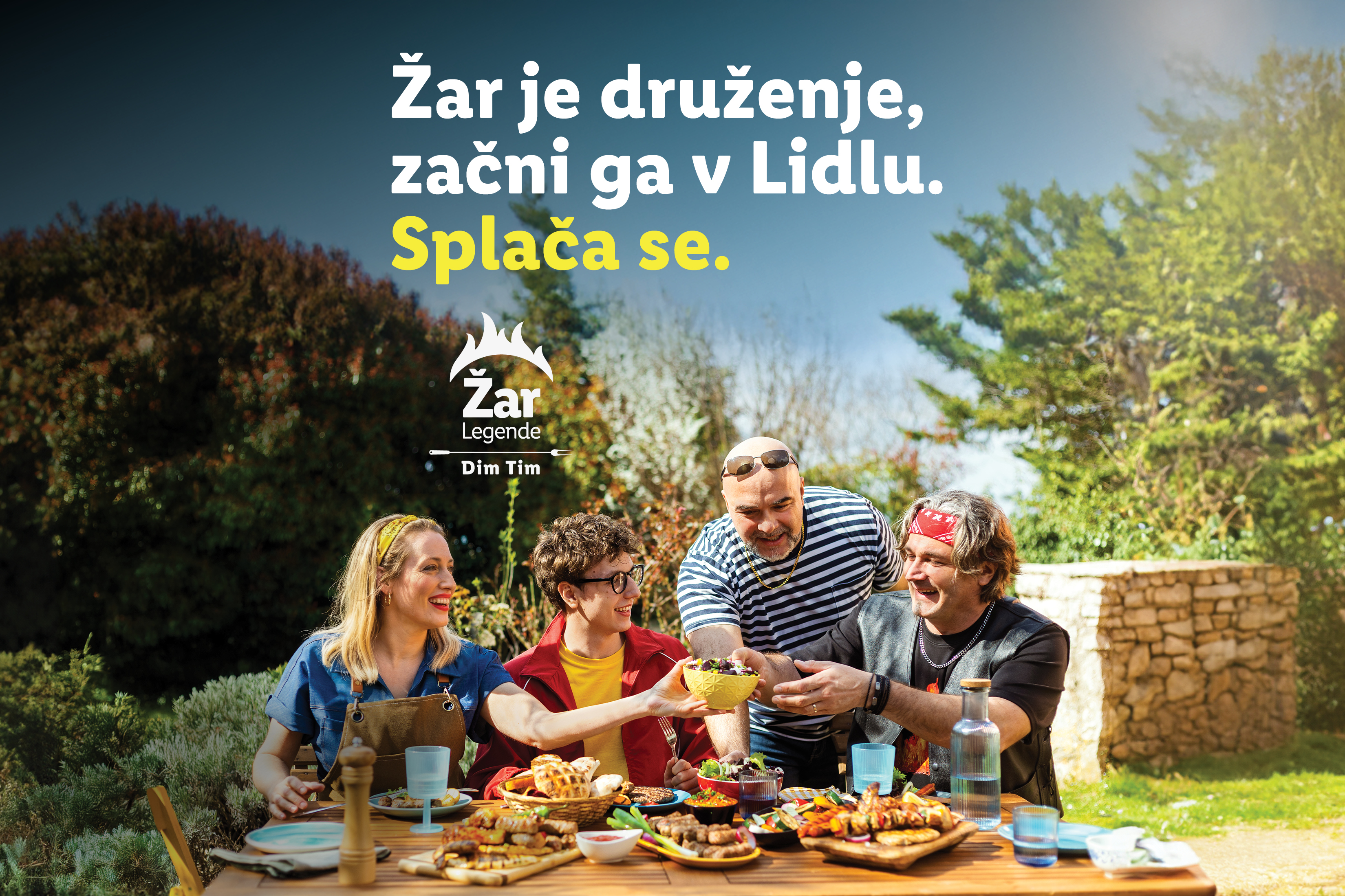 Štiri osebe uživajo na pikniku z žarom, obkrožene z zelenjem. Besedilo: Žar je druženje, začni ga v Lidlu. Splača se.