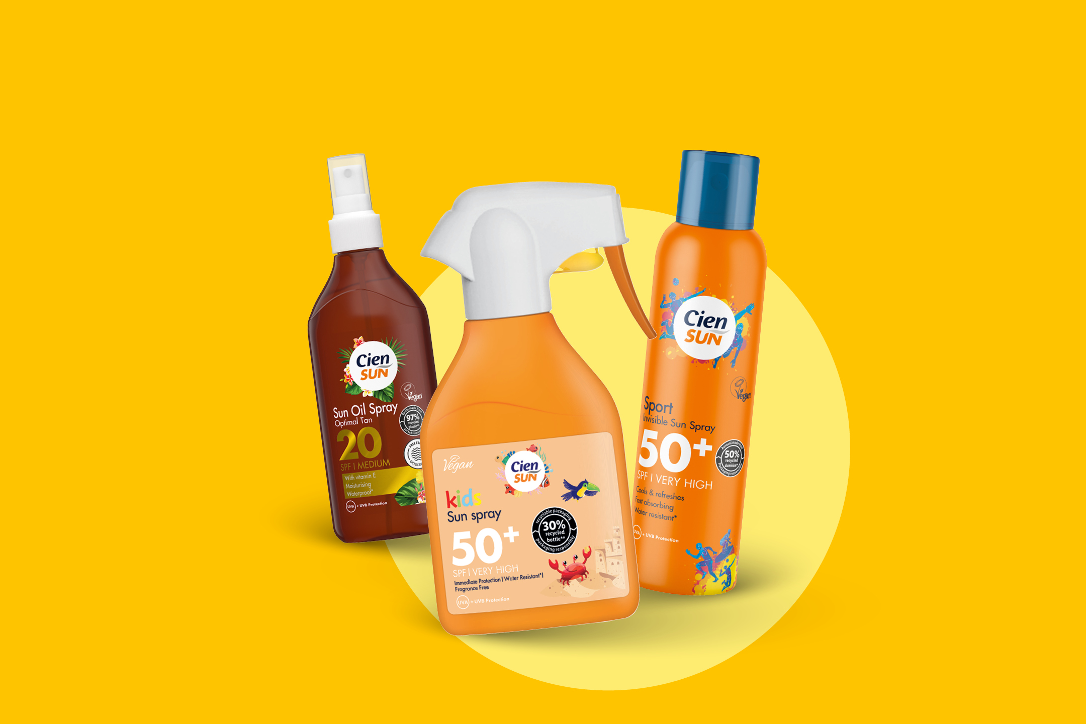 Tri stekleničke za zaščito pred soncem: olje za sončenje SPF 20, otroško pršilo SPF 50+ in športno pršilo SPF 50+.