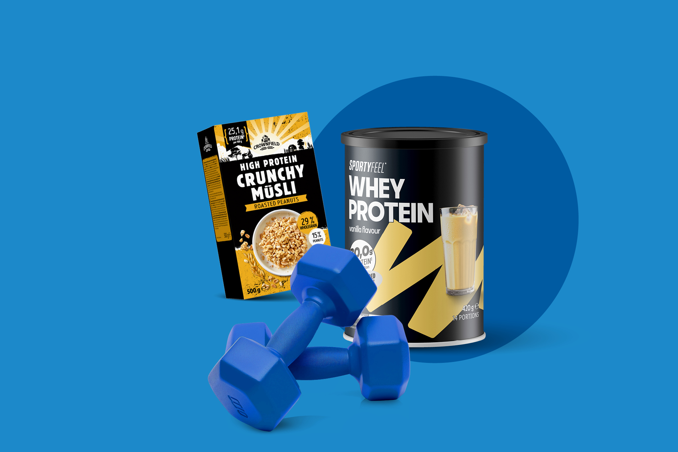 Škatla hrustljivega müslija z visokim deležem beljakovin, posoda sirotkinih beljakovin in uteži.