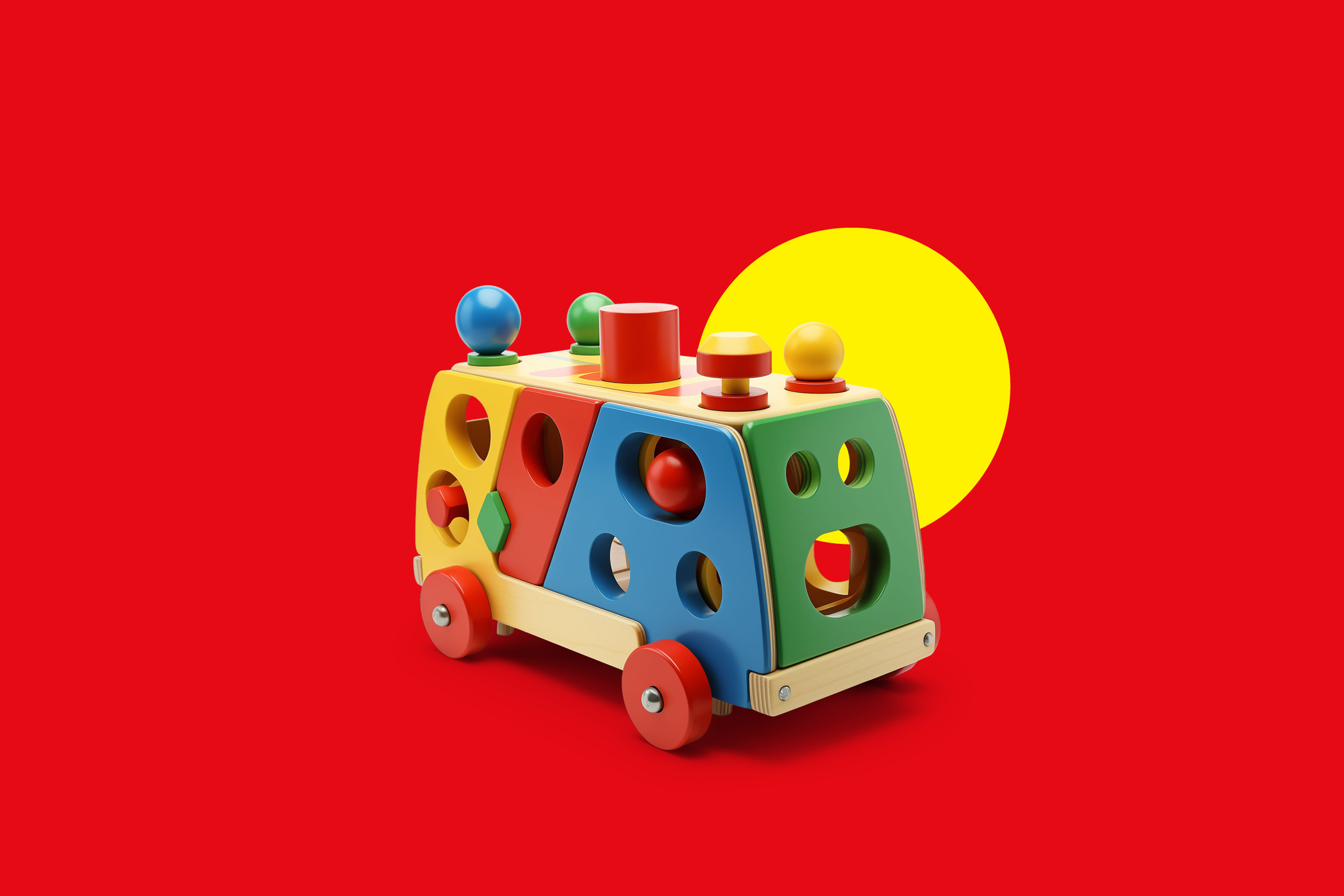 Lesena igrača avtobus z vstavljankami in kladivom na rdečem ozadju z rumenim krogom.