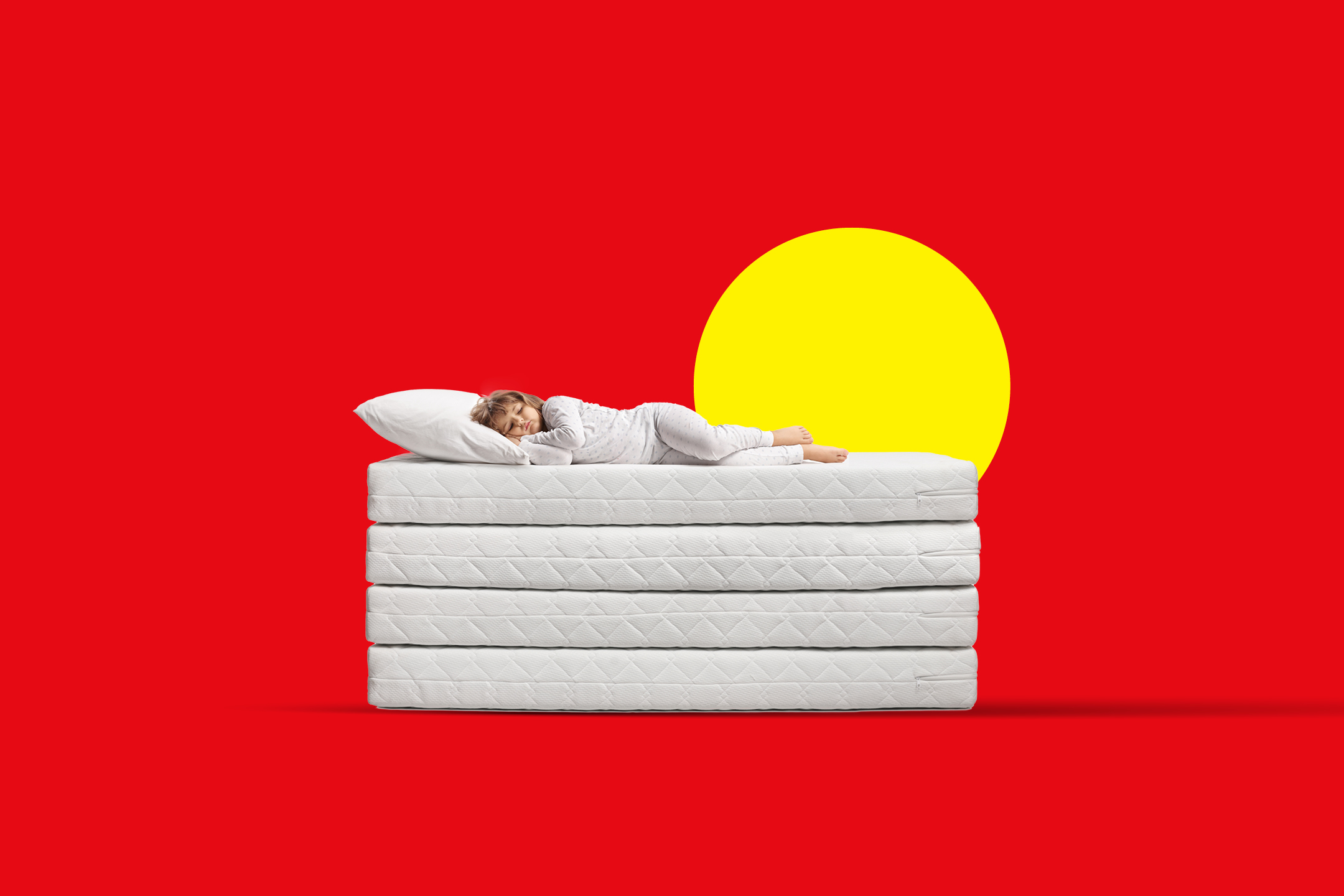 Deklica spi na visokem kupu vzmetnic, v ozadju rdeče nebo in rumeno sonce.