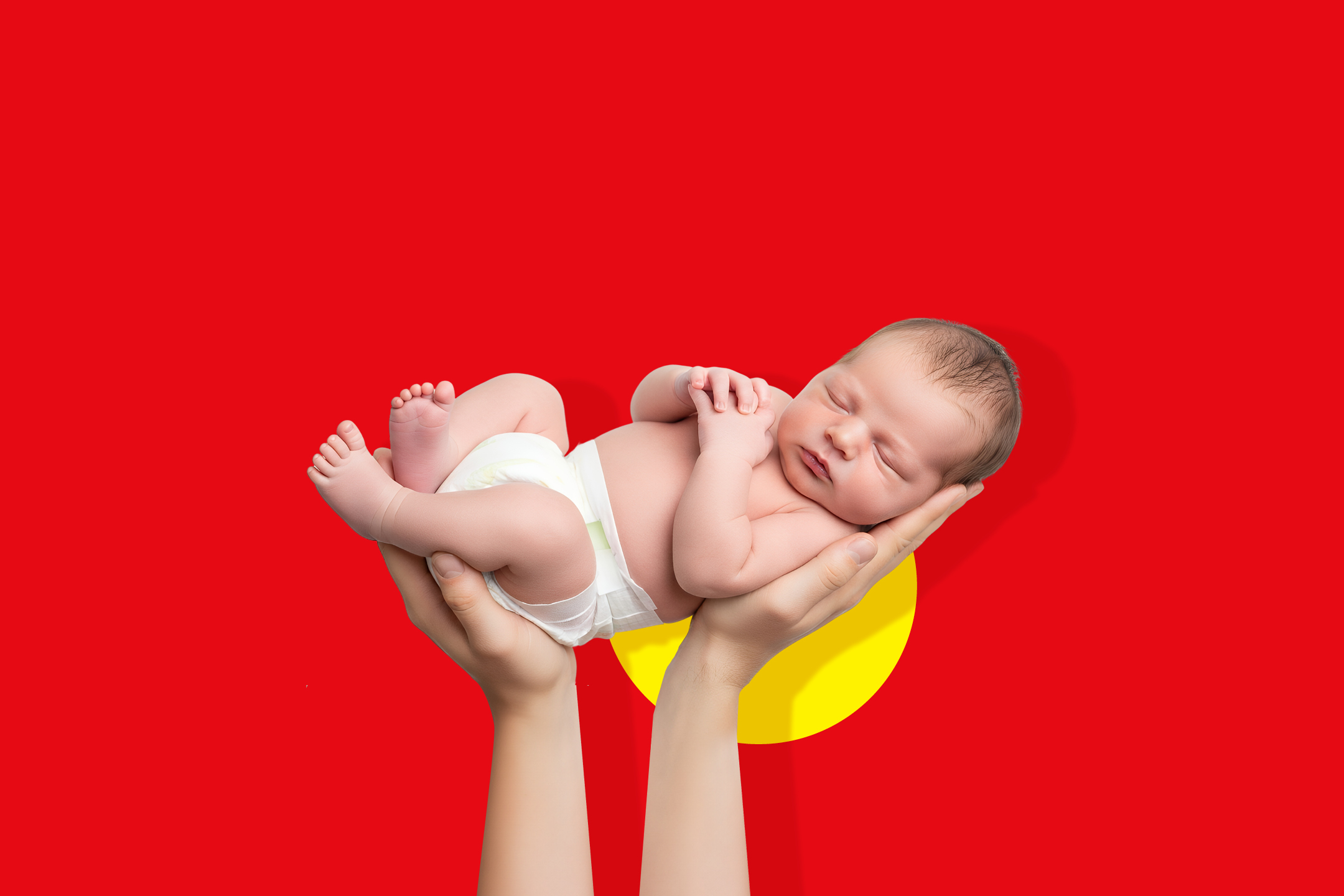 Dojenček v plenički, ki spi v rokah, na rdečem ozadju z rumenim krogom.
